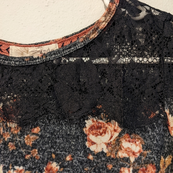 *10/$25* Women's Rewind Long Sleeve Floral and Lace Shirt - Small - Picture 3 of 4